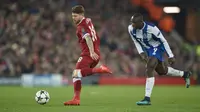 Aksi pemain Liverpool, Alberto Moreno (kiri) menghalau bola dari kejaran pemain Porto, Vincent Aboubakar pada leg kedua Liga Champions di Anfield Stadium, Liverpool, (6/3/2018). Liverpool bermain imbang 0-0. (AFP/Paul Ellis)