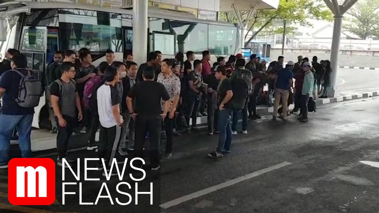 VIDEO: Keluhkan Kabut Asap di Riau, Puluhan Mahasiswa Asal Malaysia Pulang Kampung