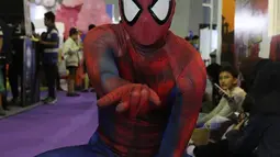 Cosplay Spiderman berpose di acara  Indonesia Comic Con 2016 di Jakarta, Sabtu (1/10). Indonesia Comic Con 2016 diselenggarakan pada 1 - 2 Oktober mulai pukul 10.00 hingga 22.00 WIB. (Liputan6.com/Herman Zakharia)