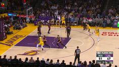 LeBron James memanas untuk 28 poin, 9 rebound, dan 12 assist saat Lakers mengalahkan Heat, 108-105.