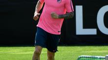Penyerang Atletico Madrid, Fernando Torres melakukan pemanasan saat sesi latihan di Ciudad Deportiva Wanda di Madrid (2/5). Pada leg pertama Atletico Madrid bermain imbang 1-1 atas Arsenal di Emirates Stadium. (AFP Photo/Pierre-Philippe Marcou)