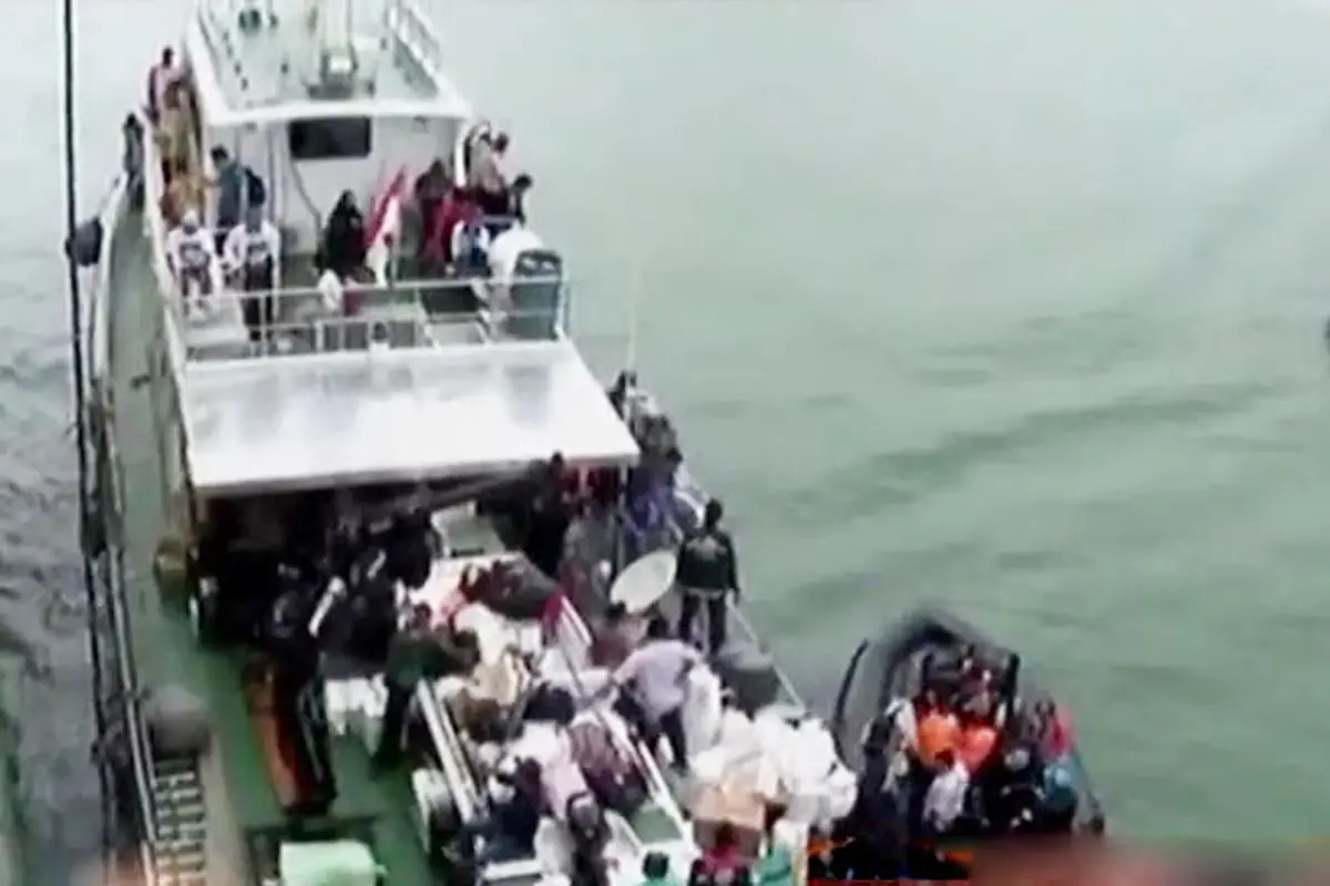 VIDEO: 311 Penumpang KMP Lambelu Menunggu Giliran Dievakuasi