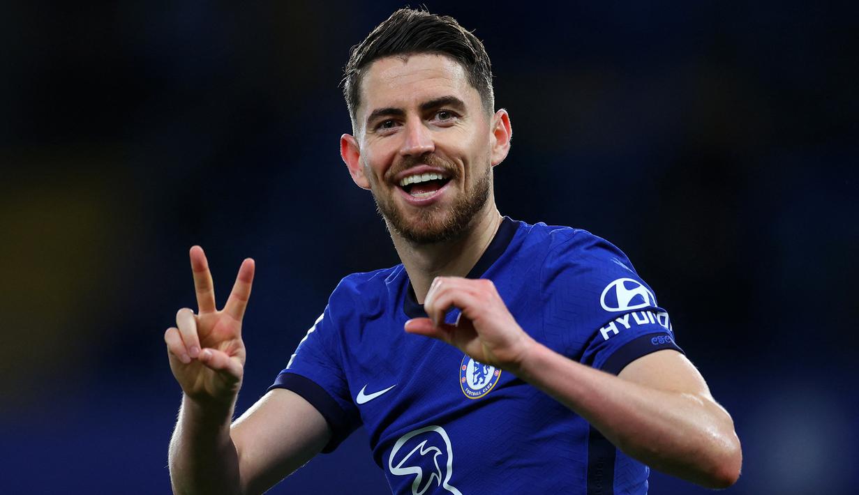 Jorginho. Gelandang Italia berusia 30 tahun yang kini memasuki musim keempat bersama Chelsea ini mampu menjadi top skor Chelsea di musim 2020/2021. Ia mampu mencetak 7 gol dan 1 assist dari 28 laga di Liga Inggris di musim tersebut. (AFP/Pool/Catherine Ivill)