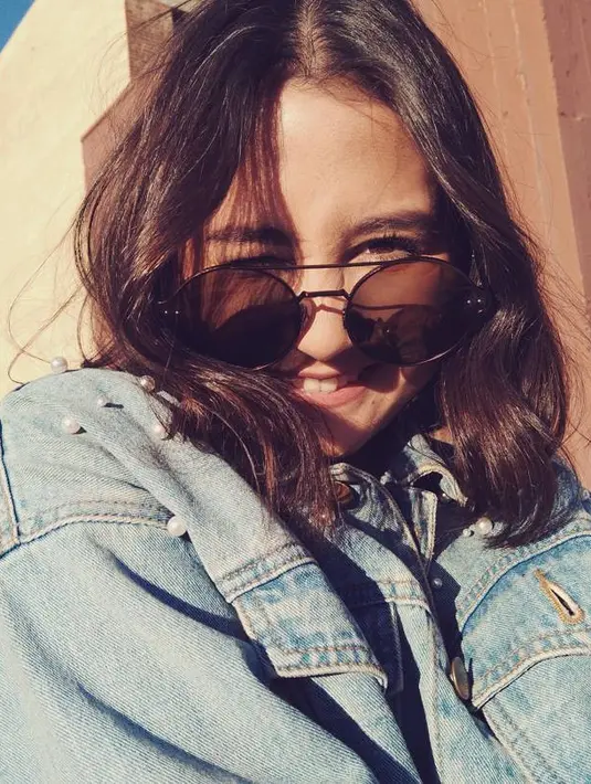 Tidak hanya warganet yang memuji penampilan baru Prilly dengan rambut pendeknya. Maxime Bouttier sang kekasih melihat perempuan yang baru tiga bulan dipacari itu tetap terlihat cantik. (Instagram/prillylatuconsina96)