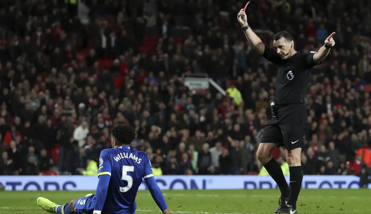 Wasit memberikan kartu merah kepada bek Everton, Ashley Williams, saat melawan Manchester United. Petaka terjadi saat injury time, bek asal Wales ini melakukan pelanggaran di kotak penalti. (AP/Martin Rickett)