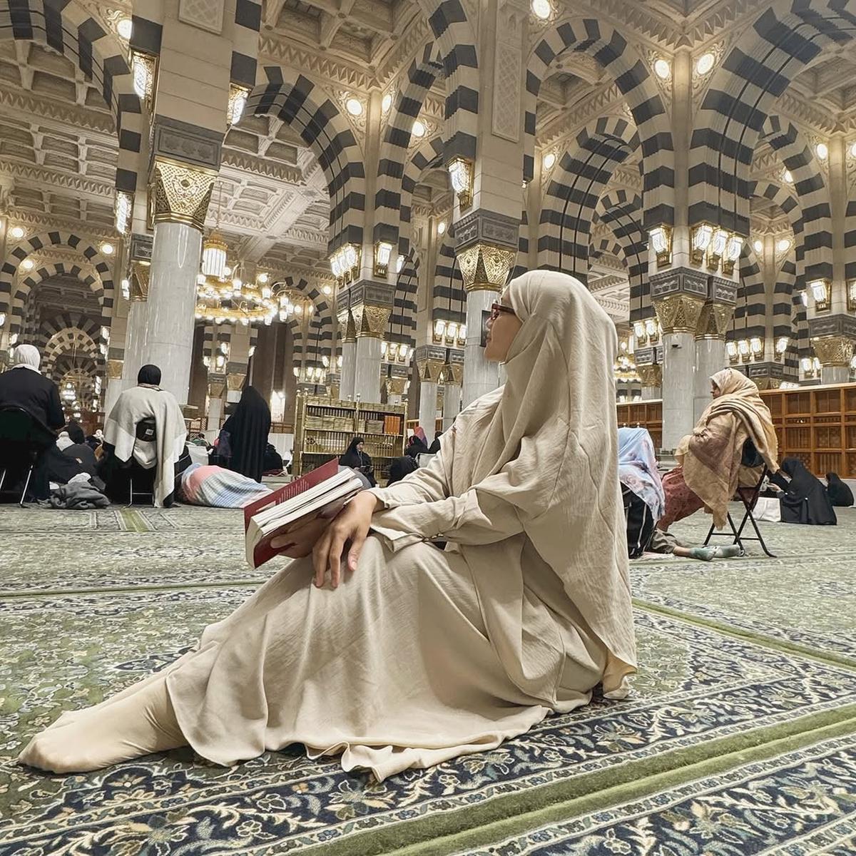 Potret Erica Putri Jalani Ibadah Umroh Bersama Sahabat yang Seru