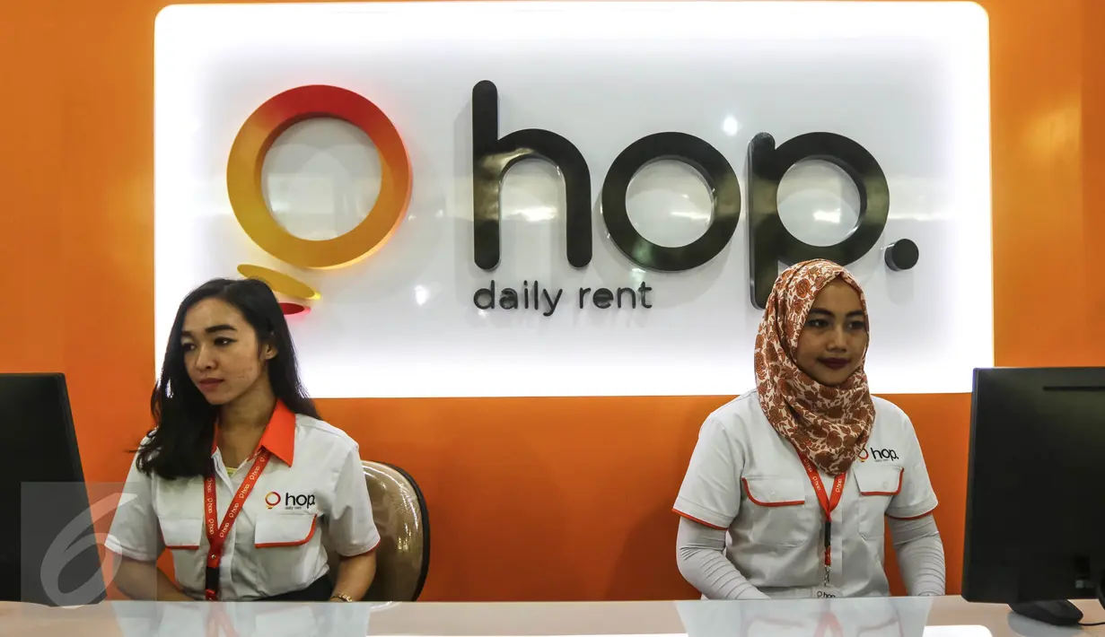 Customer Service tengah bekerja di HOP Daily Rent, Ratu Plaza, Jakarta (05/04). Perusahaan jasa otomotif di bawah MPM Rent menyediakan jasa sewa kendaraan untuk jangka pendek. (Liputan6.com/Fery Pradolo)