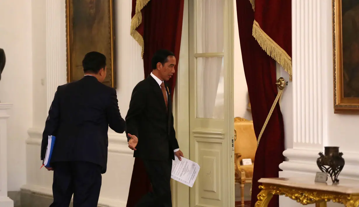 Presiden Jokowi dan Menteri Pemuda dan Olahraga Imam Nachrowi bertemu delegasi FIFA-AF di Istana Negara, Jakarta, Senin (2/11/2015). Agenda  pertemuan ini membahas tentang solusi sepakbola Indonesia. (Bola.com / Nicklas Hanoatubun)