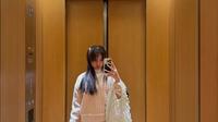 Tidak hanya itu, Fuji juga memamerkan sisi kasual yang manis dalam salah satu fotonya. Dengan sweater oversized, celana jeans bermotif abstrak, dan sneakers yang nyaman, ia tampil santai namun tetap menarik perhatian. Tote bag sederhana yang ia kenakan semakin melengkapi kesan effortless chic dalam penampilan ini. [@fuji_an].