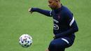 Pemain depan Prancis, Kylian Mbappe mengontrol bola selama sesi latihan menjelang pertandingan persahabatan dengan Bulgaria di Stade de France, utara Paris, Senin (7/6/2021). Timnas Prancis akan bersua Bulgaria pada laga uji coba jelang Euro 2020, Rabu (9/6) dinihari WIB. (FRANCK FIFE / AFP)