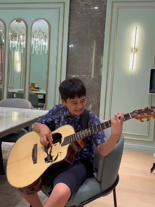 Rafathar Belajar Gitar