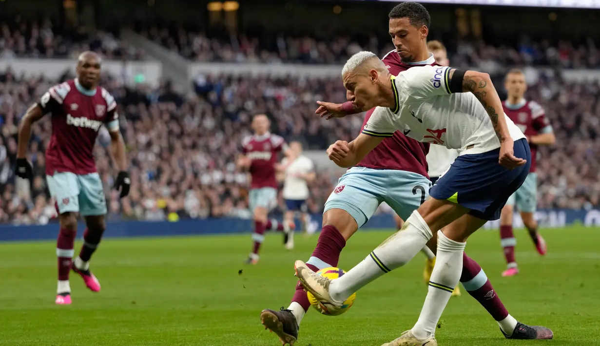 <p>Pemain Tottenham Hotspur Richarlison (kanan) berebut bola dengan pemain West Ham United Thilo Kehrer pada pertandingan sepak bola Liga Inggris di Stadion Tottenham Hotspur, London, Inggris, 19 Februari 2023. Tottenham Hotspur mengalahkan West Ham United dengan skor 2-0. (AP Photo/Kirsty Wigglesworth)</p>
