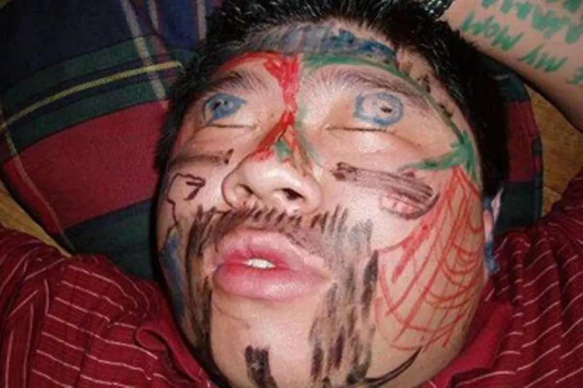 Jika Para Peminum Alkohol Mabuk dan Dikerjai Kawannya :D