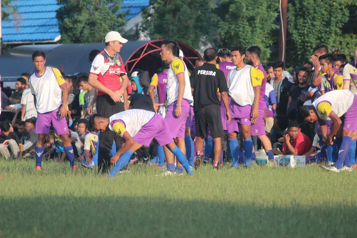 Pelatih Persiba, Timo Scheunamann, memimpin latihan Persiba Balikpapan sebelum menghadapi Arema FC. 