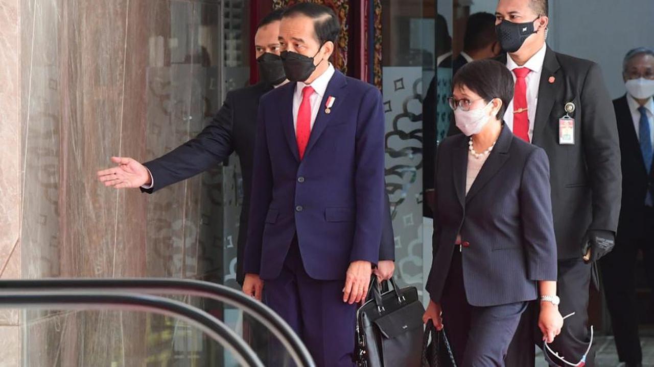 Presiden Jokowi didampingi Menlu Retno Marsudi telah tiba di Kantor Sekjen ASEAN Jakarta untuk menghadiri ASEAN Leaders' Meeting, Sabtu (24/4/2021).