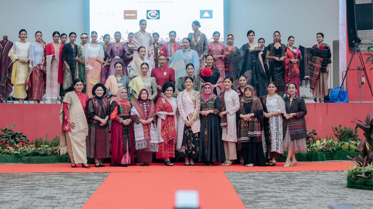 Ketua Dekranasda Provinsi Sumut Kahiyang Ayu, menghadiri Peringatan Hari Ulos Nasional Tahun 2025 di Anjungan Sumut, Taman Mini Indonesia Indah (TMII), Jakarta,