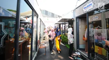 Pengunjung memasuki Rumah Kreatif BUMN (RKB) binaan BNI saat Launching Halal Park di Senayan Jakarta, Selasa (16/4). Halal Park yang akan bertransformasi menjadi Halal Distrik diharapkan menjadi tempat bagi para pelaku di industri halal untuk mengembangkan ide kreatifnya. (Liputan6.com/Angga Yuniar)