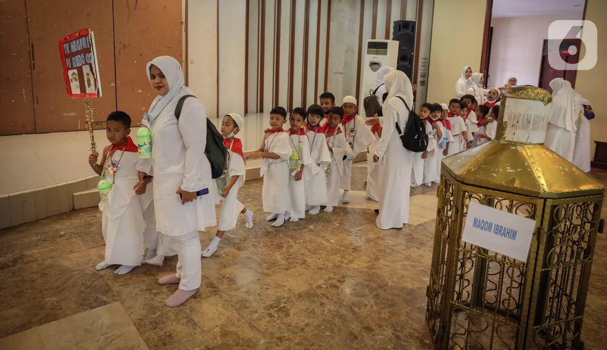 Murid TK jalan berbaris saat mengikuti edukasi manasik haji anak di Masjid At-Tin, Jakarta, Selasa (28/2/2023). Manasik haji yang diikuti puluhan murid TK se-Kecamatan Pasar Rebo tersebut dalam rangka mengenalkan rukun Islam kelima yakni ibadah haji serta tata cara melaksanakannya kepada anak sejak usia dini. (Liputan6.com/Faizal Fanani)