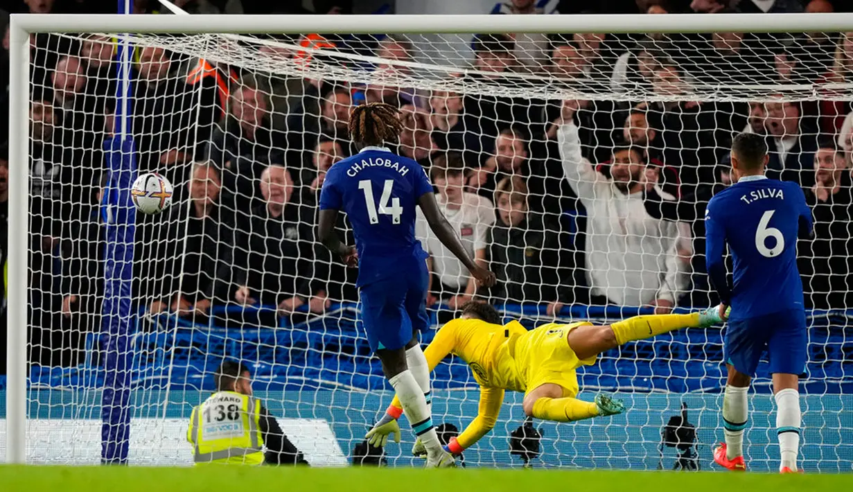 Penjaga gawang Chelsea Kepa Arrizabalaga (tengah) gagal menyelamatkan gawang dari pemain Manchester United Casemiro pada pertandingan sepak bola Liga Inggris di Stadion Stamford Bridge, London, Inggris, 22 Oktober 2022. Pertandingan berakhir imbang dengan skor 1-1. (AP Photo/Frank Augstein)