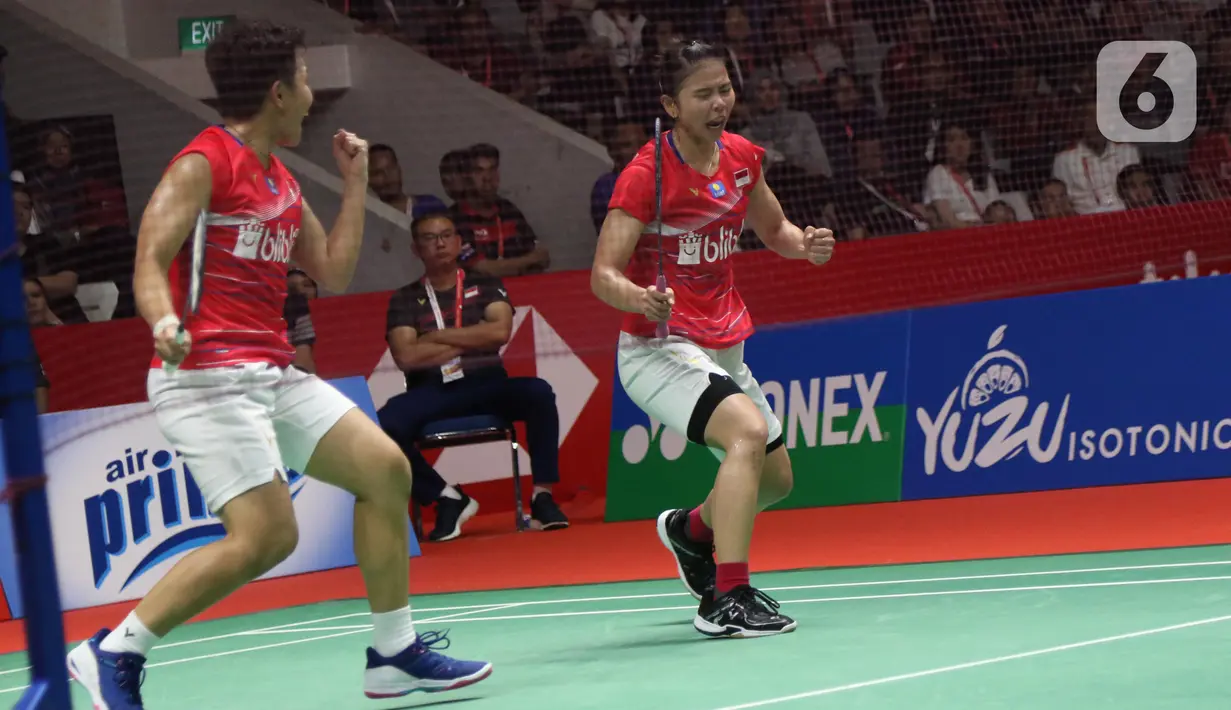 Pebulutangkis Indonesia, Greysia Polii/Apriyani Rahayu saat melawan Maiken Fruergaard/Sara Thygesen (Denmark) pada final ganda putri Indonesia Masters 2020 di Istora GBK, Jakarta, MInggu (19/1/2020). Greysia/Apriyani unggul 18-21 21-11 23-21. (Liputan6.com/Helmi Fithriansyah)