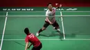 Di babak 16 besar, Shesar Hiren Rhustavito akan melakoni perang saudara menghadapi Jonatan Christie yang juga lolos ke babak 16 besar setelah menang rubber game atas wakil Irlandia, Nhat Nguyen dengan skor 21-23, 21-11 dan 21-6. (Bola.com/Bagaskara Lazuardi)