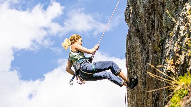 Mendaki Gunung - Vania