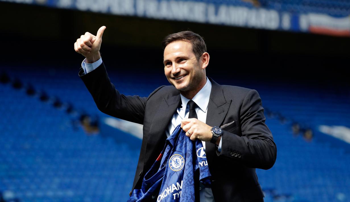 Manajer Chelsea, Frank Lampard mengacungkan jempol saat berpose di Stadion Stamford Bridge, London, Inggris, Kamis (4/7/2019). Lampard ditunjuk sebagai manajer Chelsea menggantikan Maurizio Sarri yang sudah pindah ke Juventus. (AP Photo/Matt Dunham)