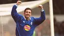 5. Muzzy Izzet, mantan pemain Chelsea ini merupakan salah satu legenda di Leicester. Selama delapan musim pria Turki ini berseragam The Foxes dengan memberikan dua gelar Piala Liga di tahun 1997 dan 2000. (Bola.com/Leicestermercury.co.uk)
