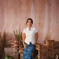 Dalam potret yang dibagikannya, Marsha tampil anggun mengenakan kebaya bernuansa putih yang dipadukan dengan kain motif berwarna biru.  [@aruanmarsha].