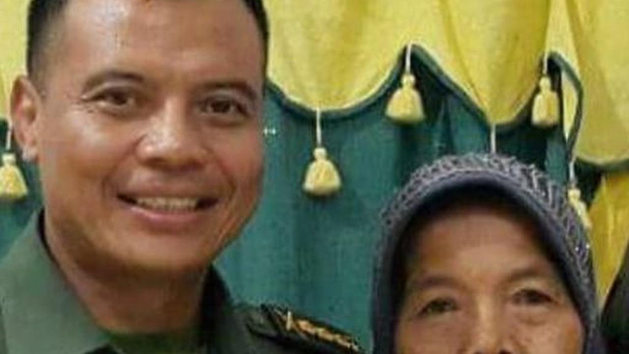 Mereka siaga ketika perempuan sederhana ini membutuhkan 'pengawalan'.