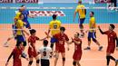 Pemain Timnas voli putra Jepang merayakan kemenangan saat melawan Kazakhstan pada 8 besar grup E Kejuaraan Voli Asia 2017 di GOR Tri Dharma, Gresik, Kamis (27/7). Jepang unggul 3-0 (25-18, 25-19, 25-23). (Liputan6.com/Helmi Fithriansyah)