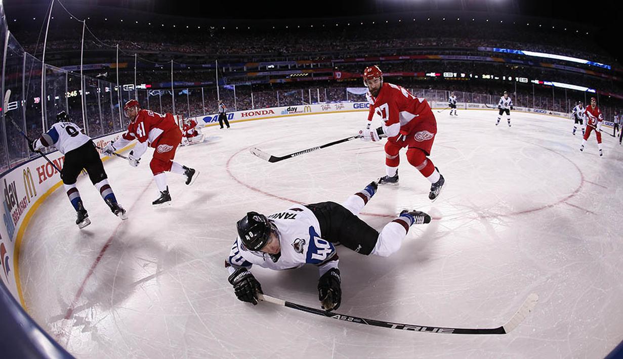 Suasana keseruan laga hoki antara Colorado Avalanche melawan Detroit Red Wings di Denver, Amerika Serikat, Sabtu (27/2/2016). (Reuters/Isaiah J. Downing)