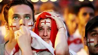 Sejumlah fans tampak kecewa saat timnas Inggris gagal melaju ke final Piala Dunia di Flat Iron Square, london, Rabu (11/7/2018). Kroasia menang 2-1 atas Inggris. (AP/Luca Bruno)