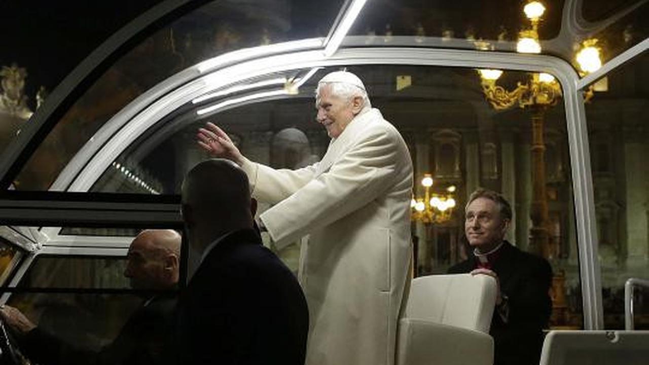 Paus Benediktus XVI mengundurkan diri