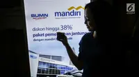Pramuniaga berpose menunjukan kartu kredit bank Mandiri saat penandatanganan perjanjian kerjasama di Jakarta, Rabu (6/9). Hingga akhir Juli 2017, jumlah Mandiri Kartu Kredit yang telah diterbitkan mencapai 4,6 Juta kartu. (Liputan6.com/Angga Yuniar)