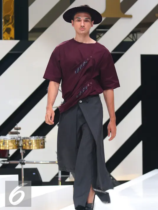 Model berjalan membawakan busana koleksi Danjyo Hiyoji saat penutup Fashion Nation Tenth Edition (FNX) di Senayan City, Jakarta, Sabtu (23/4). Koleksi Danjyo Hiyoji kali ini berhasil memberikan kombinasi warna yang unik. (Liputan6.com/Angga Yuniar)
