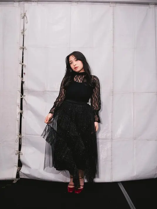 Seperti penampilannya saat manggung berikut ini. Bernadya memberikan sentuhan gothic look lewat padanan top dan ruffle skirt berenda. Ia melengkapi penampilannya dengan heels warna cherry red yang tengah tren. [@bernadyaribka].