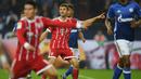 Striker Bayern Munchen, Thomas Mueller, saat pertandingan melawan Schalke pada laga Bundesliga, di Stadion Veltins, Selasa (20/9/2017). Bayern Munchen menang 3-0 atas Schalke. (AFP/Patrik Stollarz)