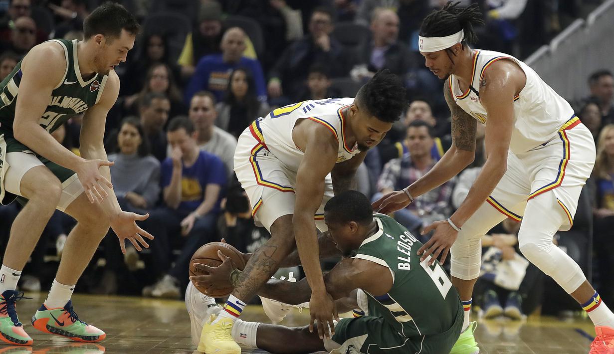 Pebasket Milwaukee Bucks, Eric Bledsoe, berebut bola dengan pebasket Golden State Warriors, Glenn Robinson, pada laga NBA di Chase Center, Rabu (8/1/2020). Milwaukee Bucks menang 107-98 atas Warriors. (AP/Ben Margot)