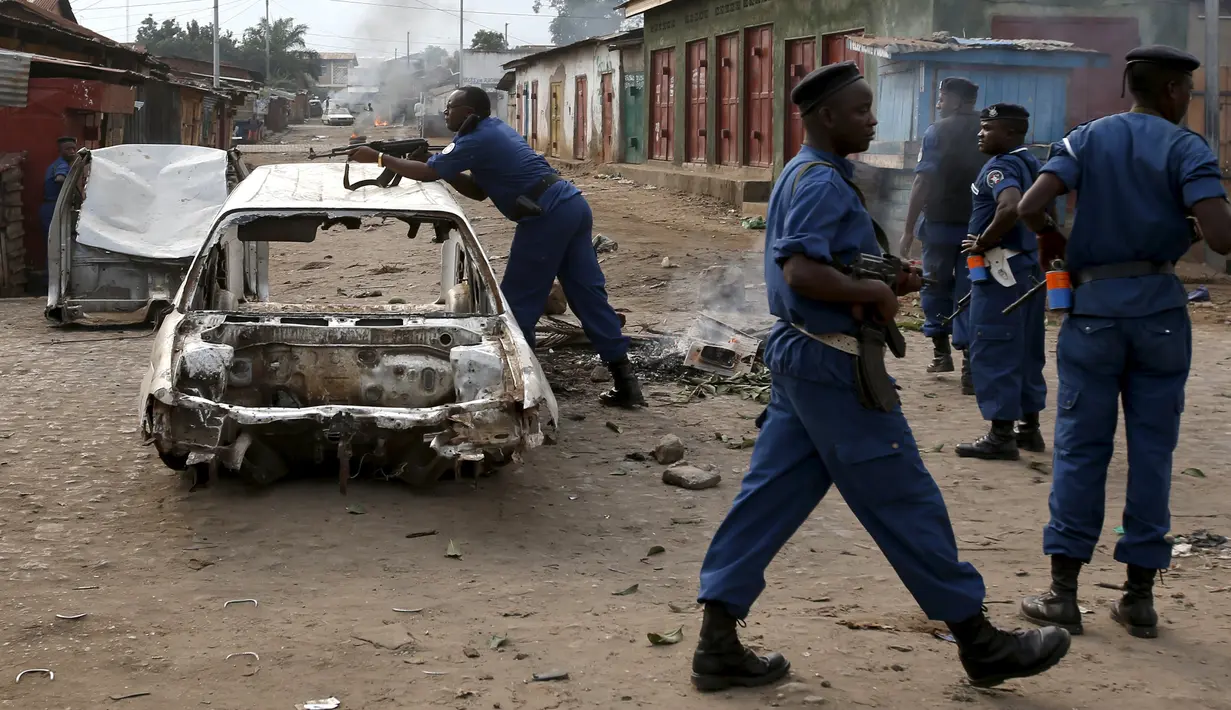 Petugas polisi saat menghadang para unjuk rasa petugas di Bujumbura, Burundi, (26/5/2015). Kerusuhan dipicu protes terhadap Presiden Burundi Pierre Nkurunziza untuk upayanya menambah masa jabatan. (REUTERS/Goran Tomasevic)