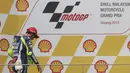 Pembalap MotoGP asal Italia Valentino Rossi berjalan tertunduk saat menuju podium Malaysian Motorcycling Grand Prix diSepang International Circuit, Malaysia, Minggu (25/10/2015.  (EPA / Fazry Ismail)