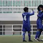 Pemain Persib Bandung Putri merayakan gol yang dicetak Een Sumarni ke gawang pemain Persija Jakarta pada laga lanjutan Liga 1 Putri 2019 di Stadion Pakansari, Bogor, Kamis (7/11). Persib Putri menang 2-1 atas Persija Putri. (Bola.com/Yoppy Renato)