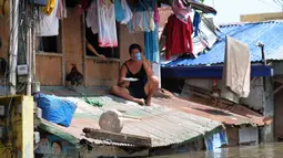 Badai Tropis Trami bergerak ke laut setelah menewaskan sedikitnya 40 orang. (ZALRIAN SAYAT/AFP)