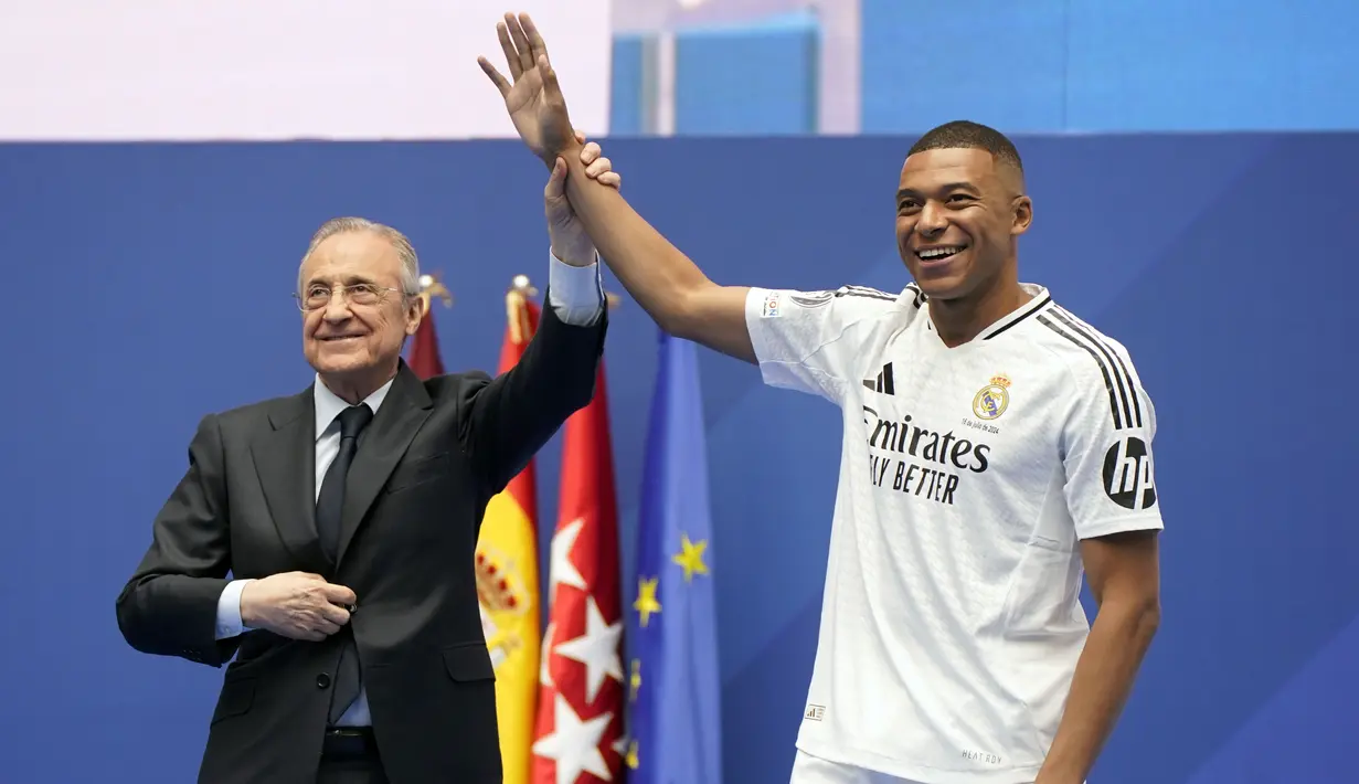 Dalam acara tersebut dihadiri Presiden Real Madrid Florentino Perez dan legenda klub Zinedine Zidane. (AP Photo/Andrea Comas)
