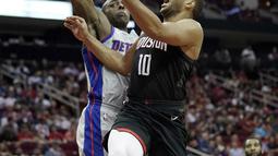 Pemain Houston Rockets, Eric Gordon (10) berusaha melakukan tembakan saat diadang pemain Detroit, Anthony Tolliver pada laga NBA basketball game, di Toyota Center, Houston, (22/3/2018). Rockets menang 100-96. (AP/David J. Phillip)