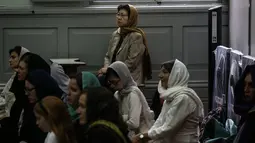 Seorang wanita Muslim berdoa untuk korban penembakan massal Christchurch di Selandia Baru di Masjid Jamia, Hong Kong  (18/3). Mereka berdoa untuk korban penembakan yang menewaskan 50 orang di Masjid Al Noor, Christchurch. (AFP Photo/Viviek Prakash)