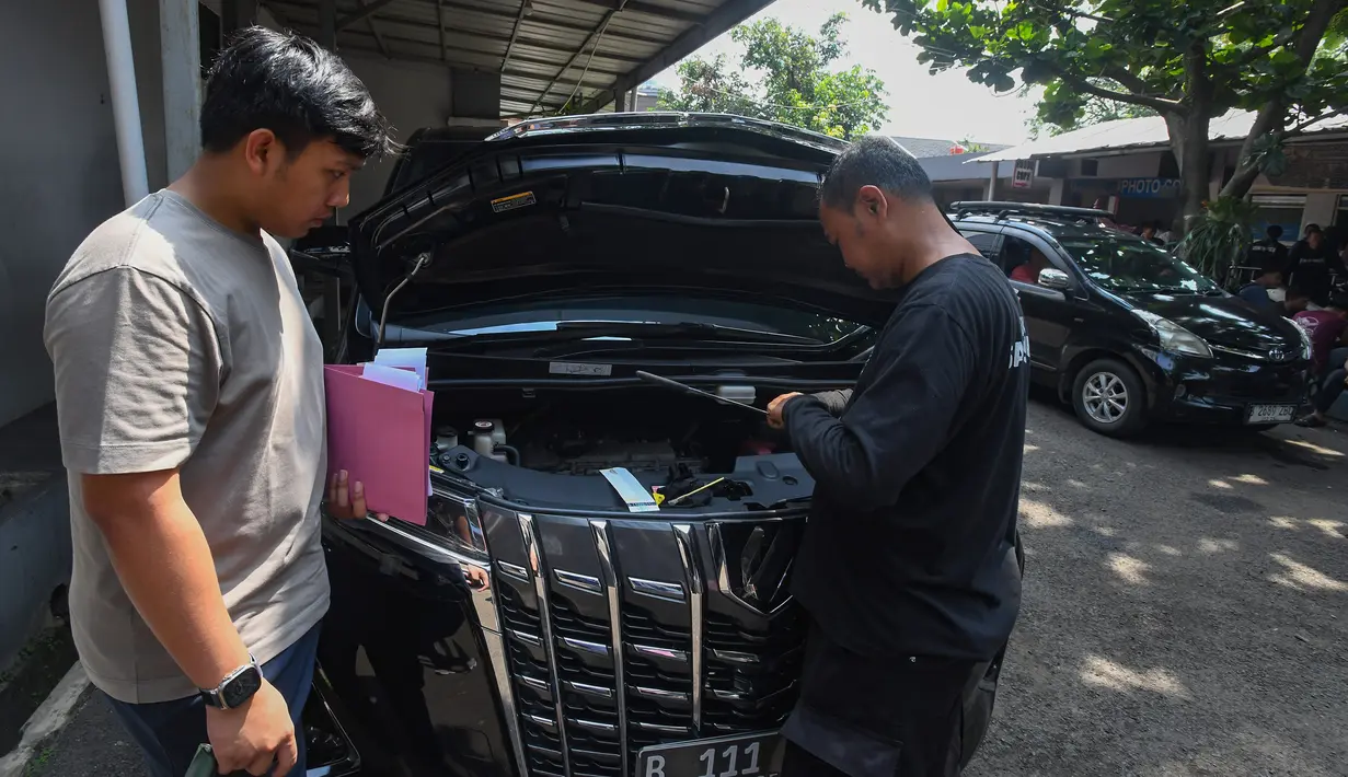 Warga antusias memanfaatkan program pemutihan denda pokok dan Pajak Kendaraan Bermotor (PKB) yang diselenggarakan oleh Pemerintah Provinsi Jawa Barat. (merdeka.com/Arie Basuki)