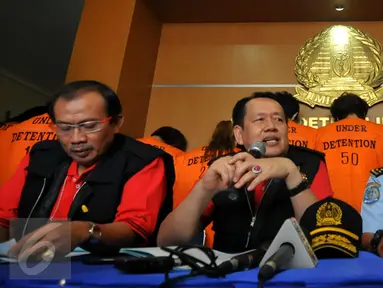 Direktur Penyidikan dan Penindakan Ditjen Imigrasi Yurod Saleh (tengah) memberikan keterangan pers di kawasan Kalideres, Jakarta, Rabu (16/12). Ditjen Imigrasi mendeportasi 50 WNA karena telah melakukan kejahatan cyber crime. (Liputan6.com/Faisal R Syam)