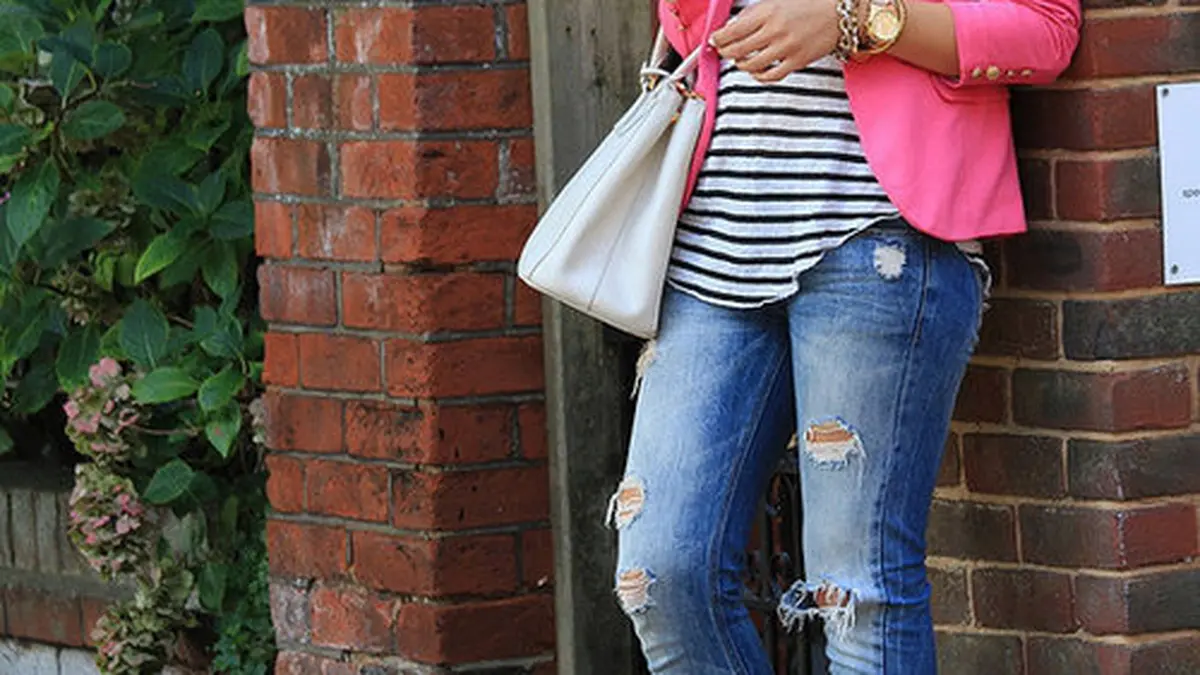 Inspirasi Tampil Hits Di Awal Minggu Dengan Jeans Biru - Photo Fimela.com
