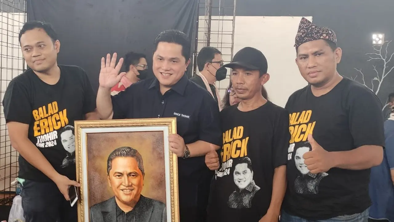 Erick Thohir menerima cinderamata dari relawan pendukungnya. (Ist).